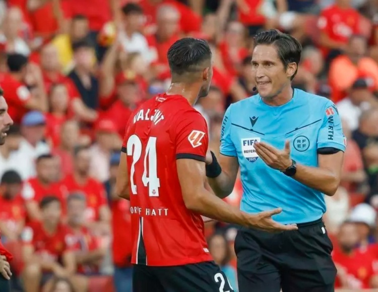 注册观看-马洛卡球迷抗议裁判不公判罚 数百人愤然提前离席