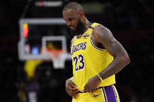 终老？湖记：每当有机会加盟其他球队时 詹姆斯每次都选择了留下