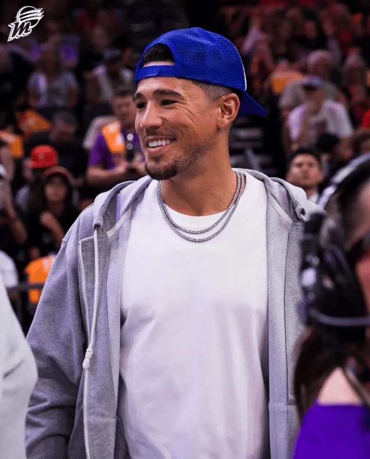 场边一道帅气的身影！太阳晒布克观战WNBA照片