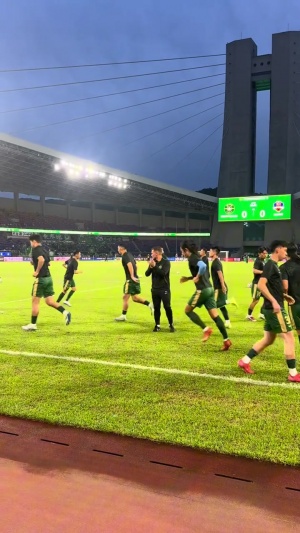 博主：浙江赛前训练球员脸色凝重，球迷已为布彭扎制作了横幅