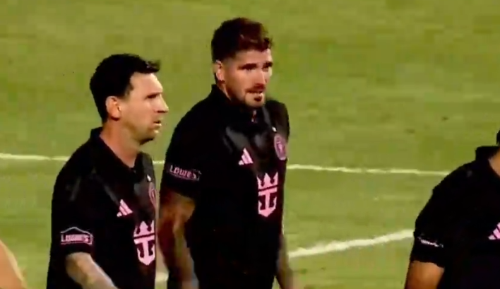 梅西点球破门！险1分钟两球，破门之后不庆祝，苏亚雷斯造点